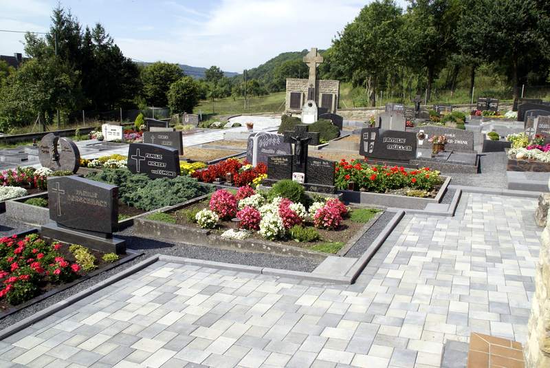 Unser Friedhof wird verschoenert 2008 Bild Nr.023